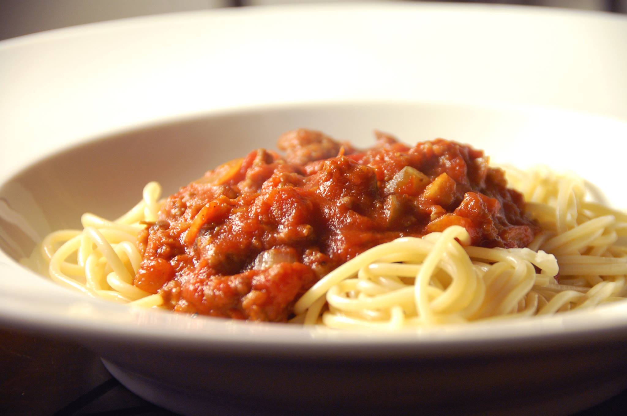 Спагетти болоньезе томатная паста. Спагетти болоньезе сыроварня. Макароны с подливкой. Макароны с мясным соусом. Спагетти с подливкой.